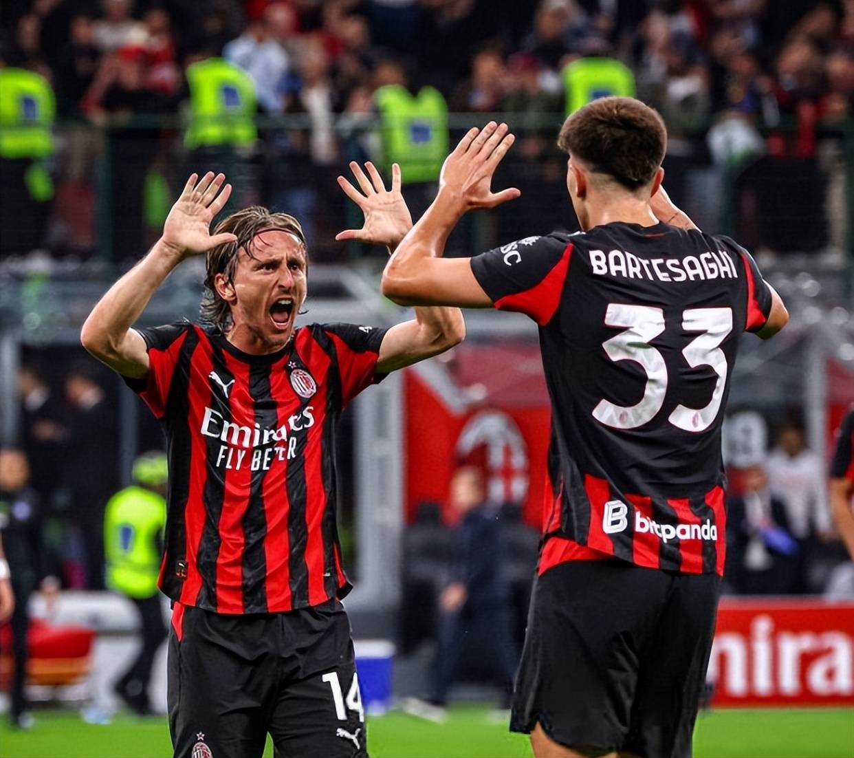 马丁内斯：昨天训练后B费让内维斯主罚任意球；更衣室氛围很好