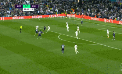 前锋关键时刻进球锁定胜利