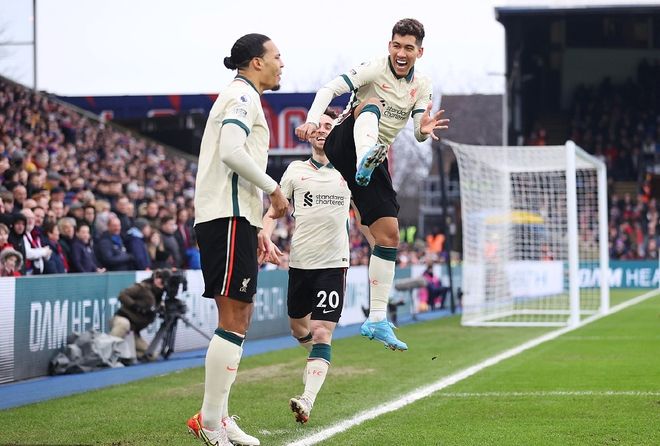 杨瀚森带女友赴美引发争议，好友崔永熙称其应专注篮球，网友支持其在球场表现。