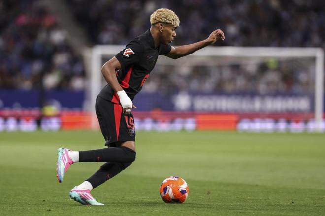 47岁苏提达率泰国队入场，穿西装系领带气宇轩昂，“艳压”欧拉弄