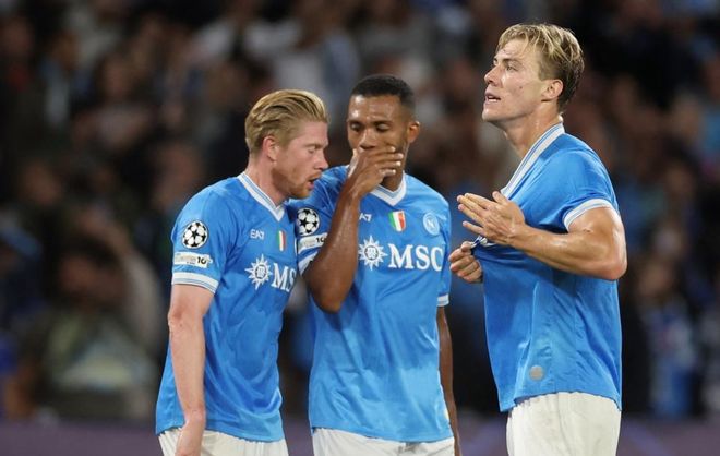 詹姆斯：亚当斯强的离谱，全队人加上教练组、安保才能卡住他